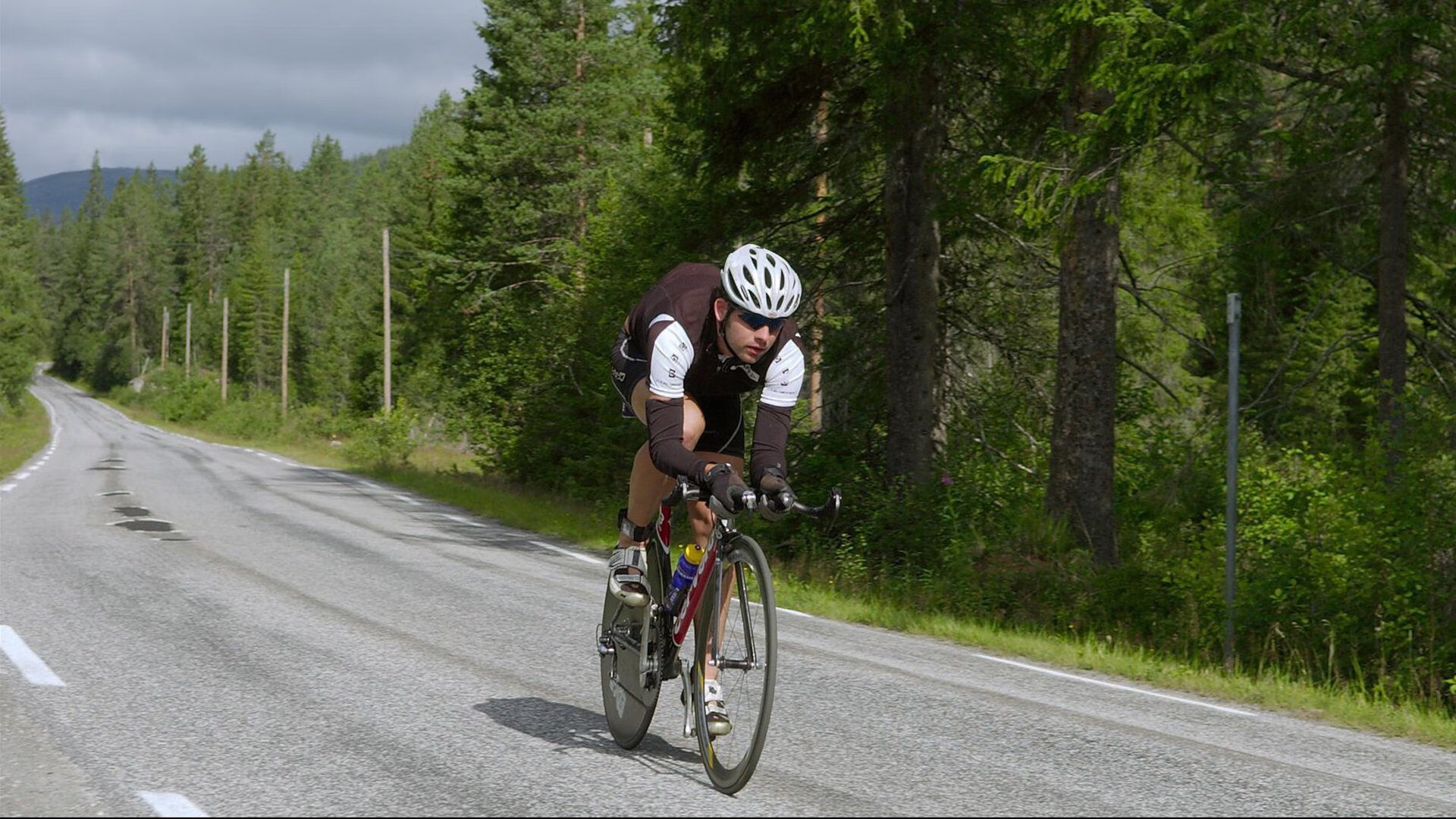 “2025世界运动会：运动舞蹈赛场，舞者以极限动作挑战完美姿态”