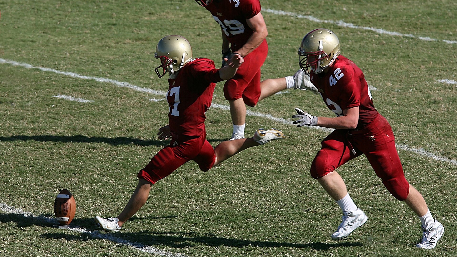 市民广场夜跑灯光秀同步首演 跑道边LED灯随脚步变色